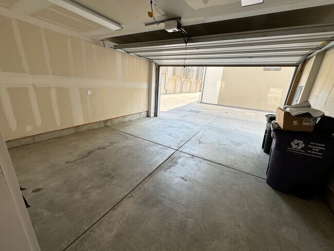 Building Photo - Denver Townhome with Great Views - License #2024-ENTITY-0003918