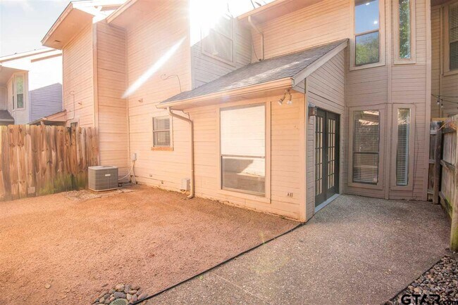 Building Photo - 5811 Hollytree Dr