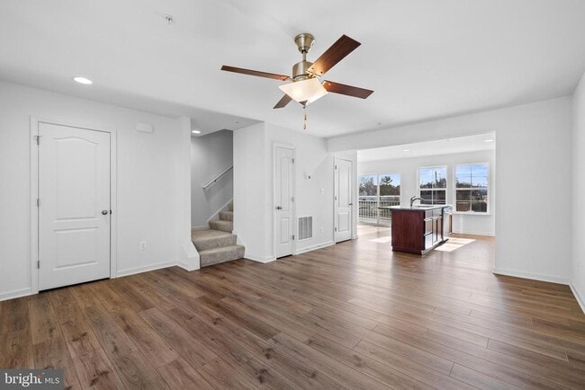 Building Photo - 496 Peleton St