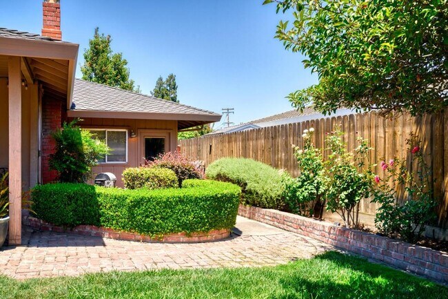 Building Photo - Stunning home located is sought after Northgate!
