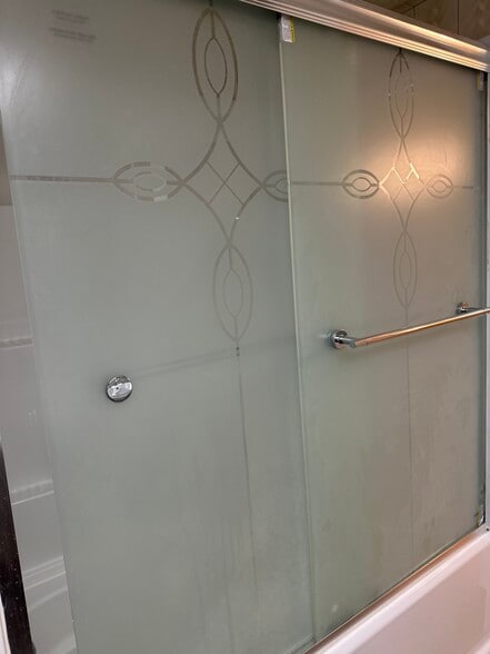 Shower - 21 Radcliffe Ave