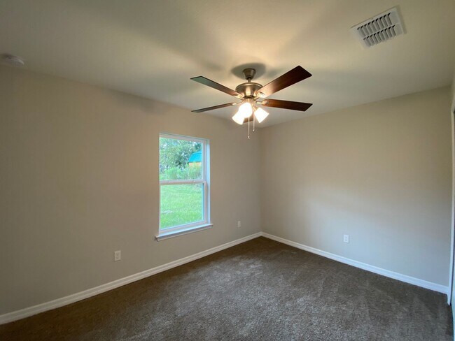 Building Photo - Custom Home - Desirable SE Ocala Neighborh...
