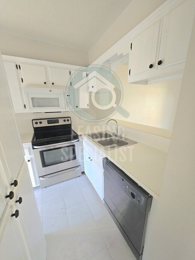 Building Photo - West Norman 2 Bed 1.5 Bath Fully Remodeled...