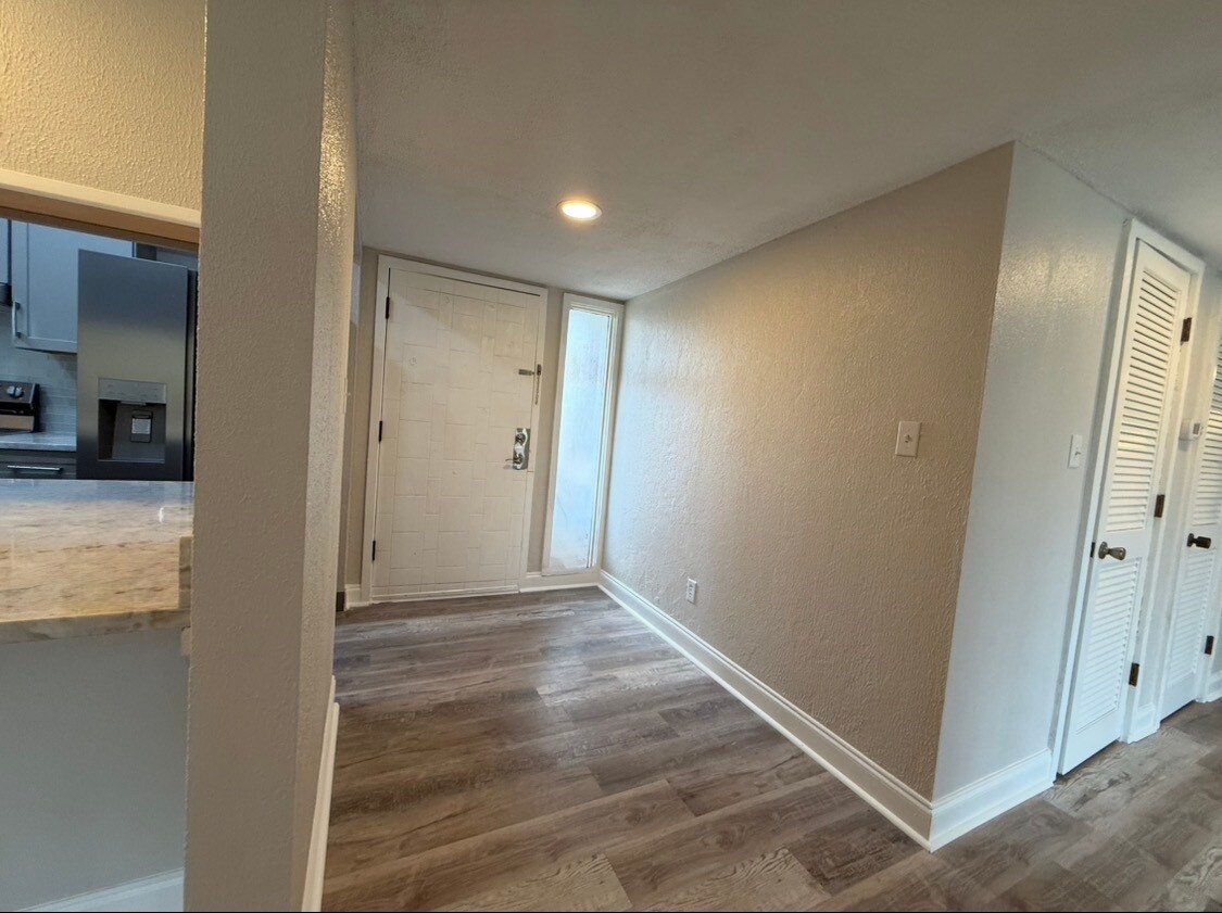 Foyer - 2252 Burnway Rd