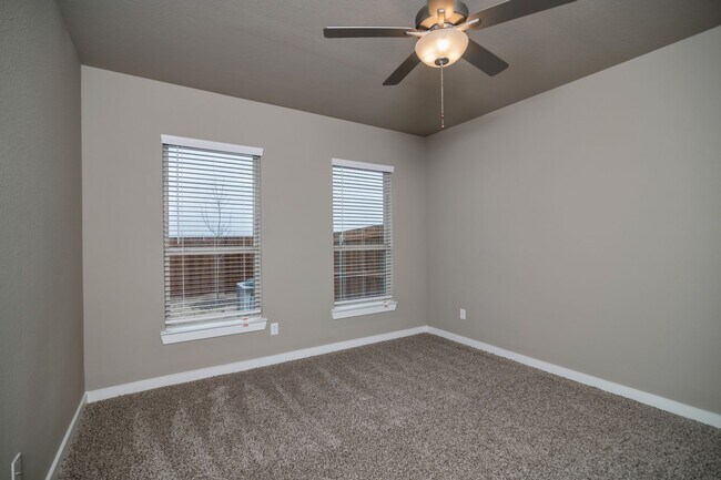 Building Photo - GORGEOUS 3 BEDROOM DUPLEX LOCATED IN MIDLO...