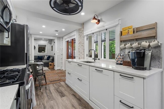 Building Photo - 663 Yorkshire Rd NE