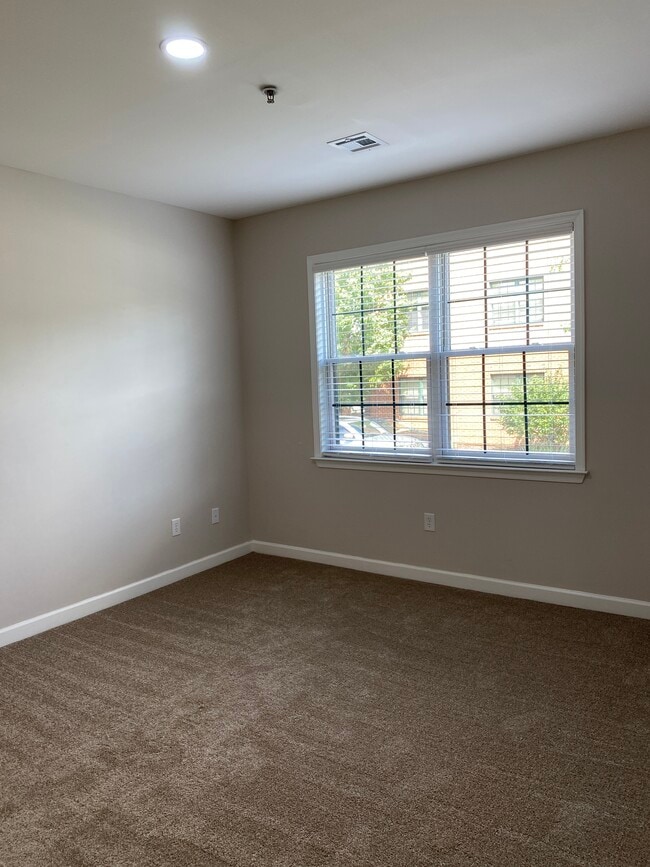 Linden II- Renovated Primary Bedroom - Bethlehem Fields