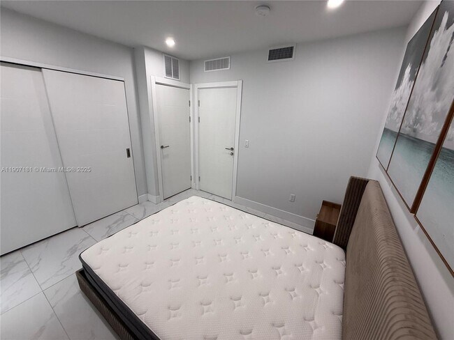 Building Photo - 944 Jefferson Ave