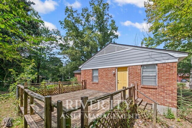 Building Photo - Big 4 bedroom, 1-Bathroom Home In Frayser!...
