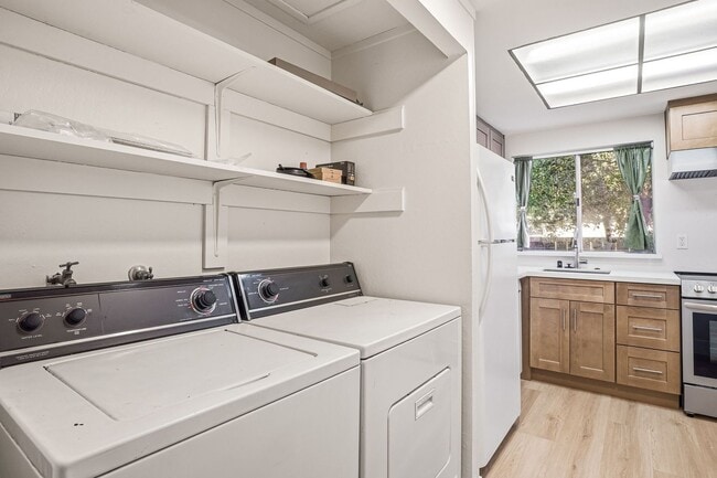 Building Photo - Remodeled 2 Story 3 Bed 1.5 Bath Townhome in Mountain View