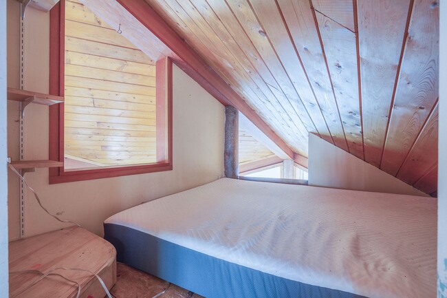 Building Photo - Cozy 2 Bedroom, 1 Bath, With a great Locat...