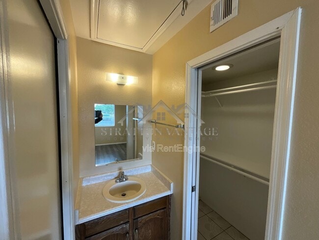 Building Photo - 405 E Bruce Ave