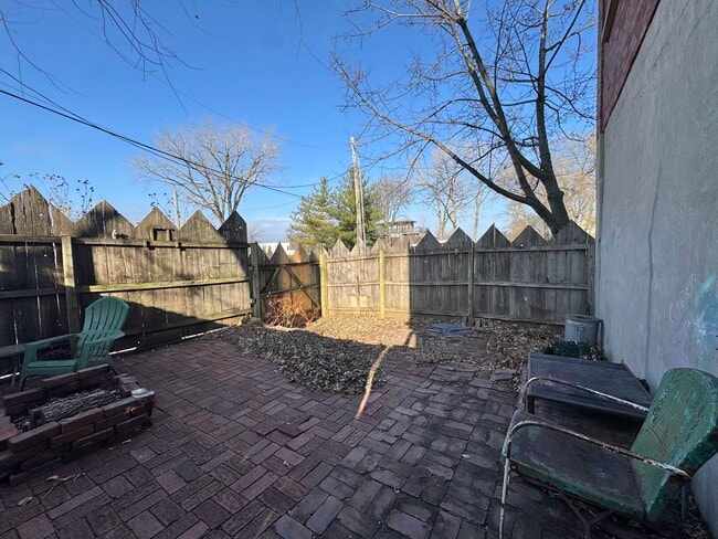 Building Photo - 915 W 16th St