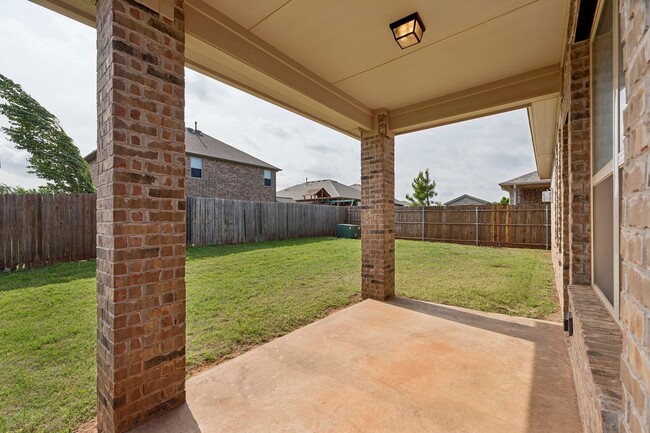Building Photo - 3 bedroom 2 bath near Paycom!
