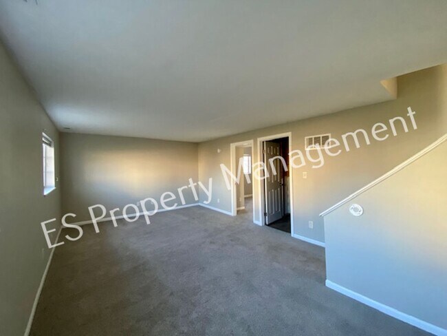 Building Photo - Stunning 4 Bedroom 2 Bathroom Tri-Level Ho...