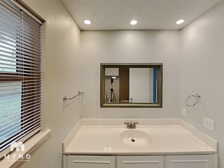 Building Photo - 1303 Hillsdale Dr