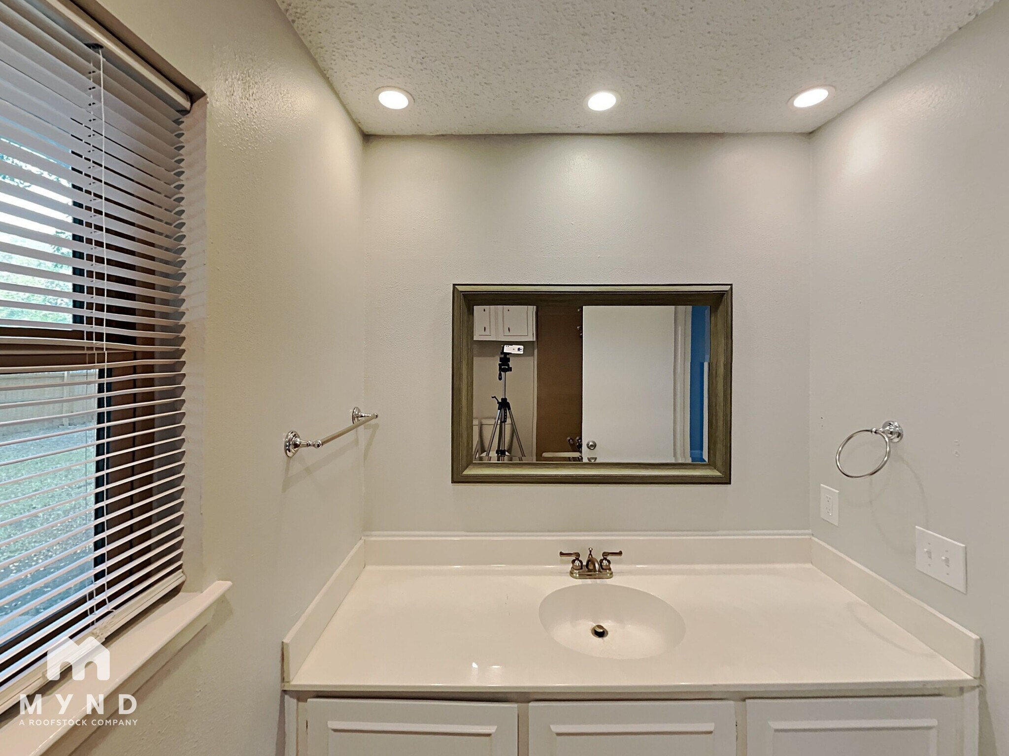 Building Photo - 1303 Hillsdale Dr