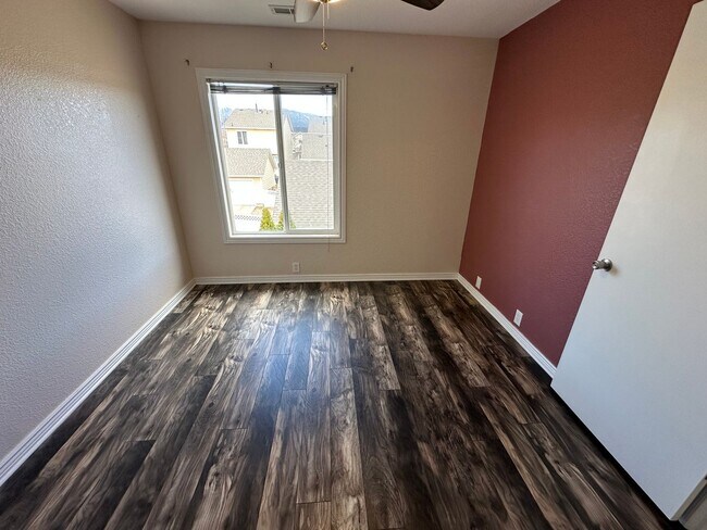 Building Photo - 3 Bed 3 bath house in Spring Creek!