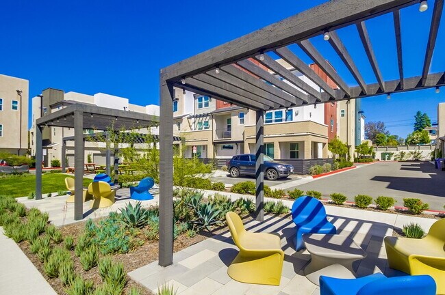 Building Photo - Welcome to your modern La Mesa townhome with solar!