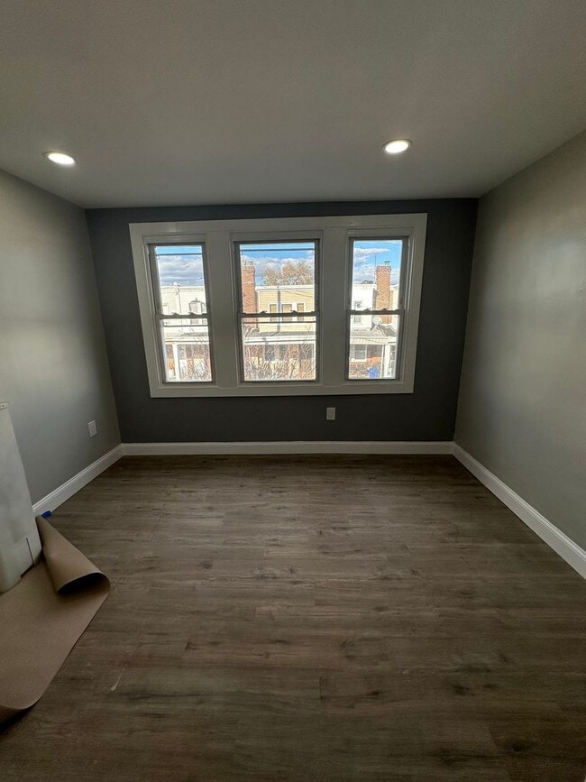 Building Photo - Newly Renovated 3 Bed/1 Bath Row Home