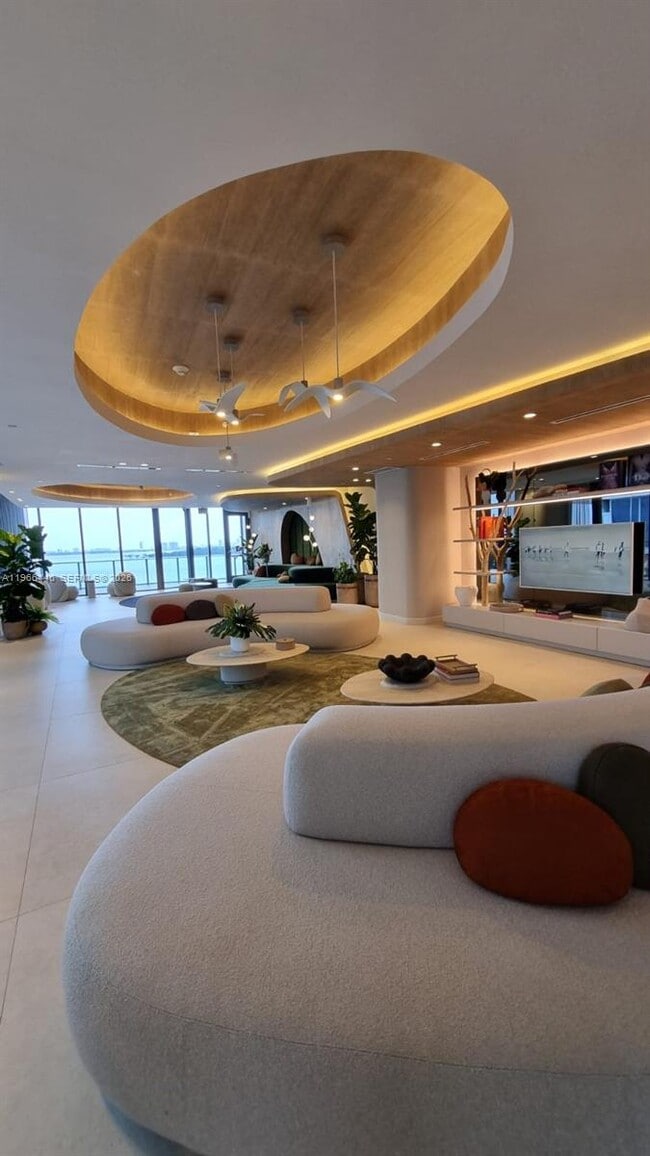 Building Photo - 700 NE 24th St