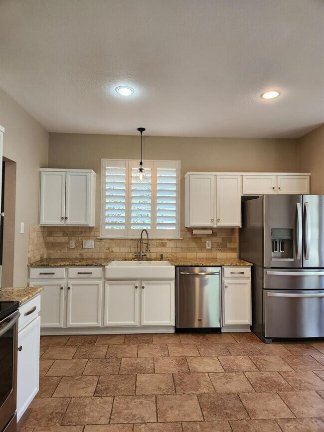 Building Photo - 207 Meadows Ln