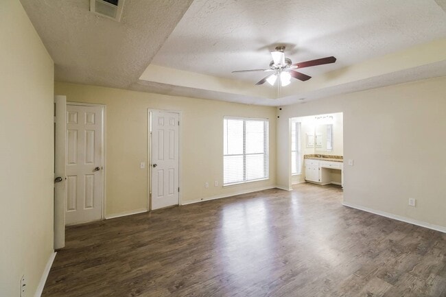 Building Photo - 207 Queens Ct