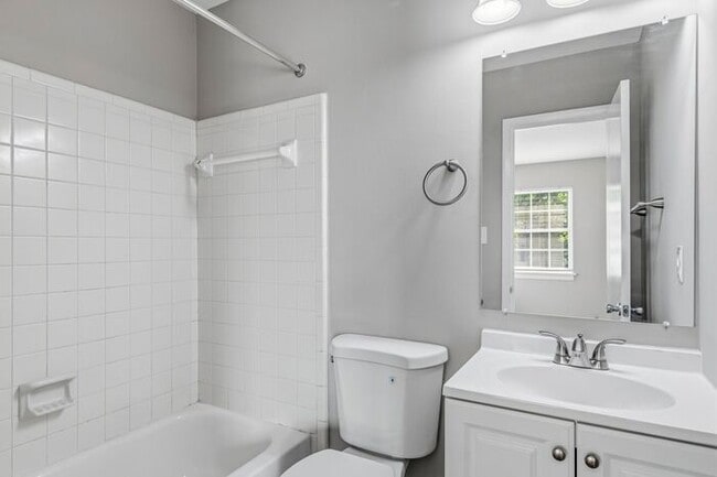 Building Photo - Updated 2-bedroom, 2.5-bath property Greensboro!