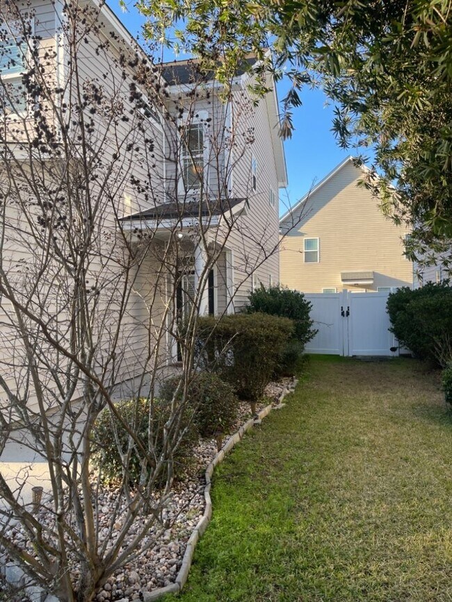 Building Photo - 105 Summer Hill Way