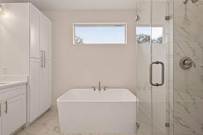 Building Photo - 1502 Hussion St