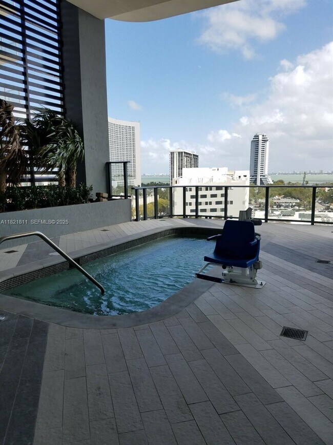 Building Photo - 121 NE 34th St