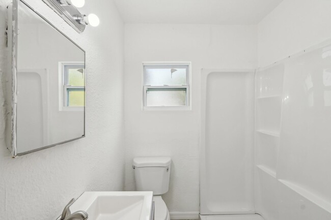 Building Photo - 2-Bedroom, 1.5-Bathroom Home in Tampa – Pe...