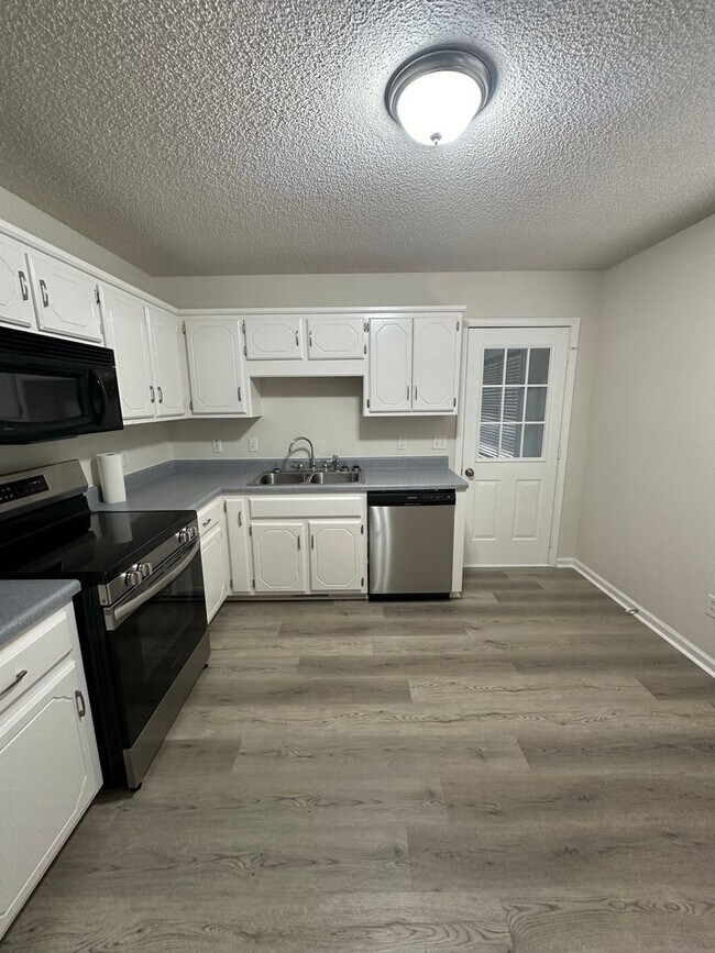 Building Photo - Cute 2 Bedroom 2 Bath Home with a 2 Car Garage!