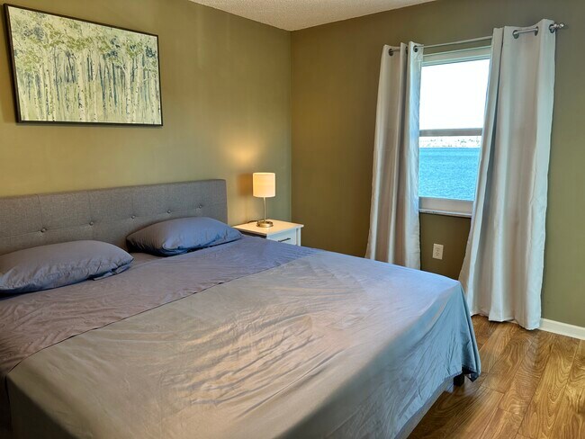 Building Photo - 2936 Lake Shore Dr