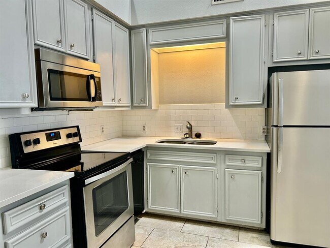 Building Photo - 502 W 17th St