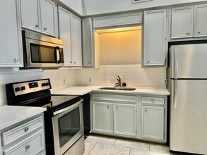 Building Photo - 502 W 17th St