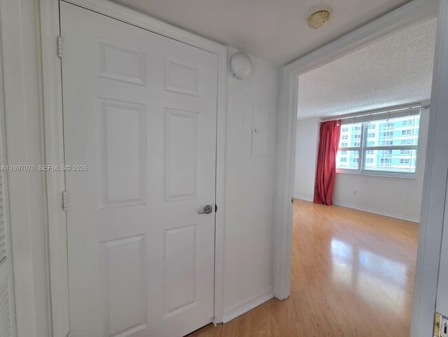 Building Photo - 1155 Brickell Bay Dr