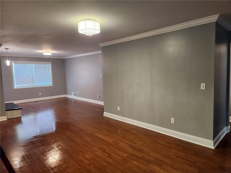 Building Photo - 750 Dalrymple Rd