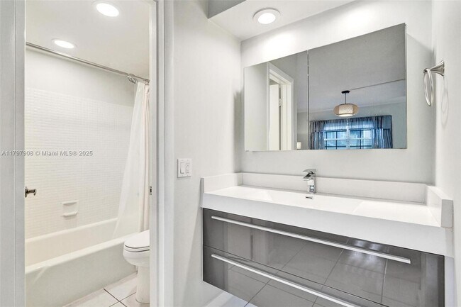Building Photo - 450 Paradise Isle Blvd
