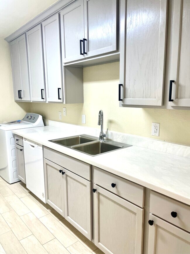 Building Photo - 5454 Folsom Dr