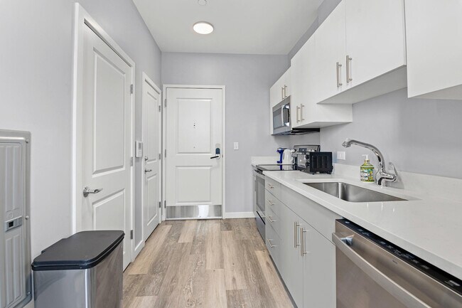 Building Photo - 95 Broadway-SI ID1240367P