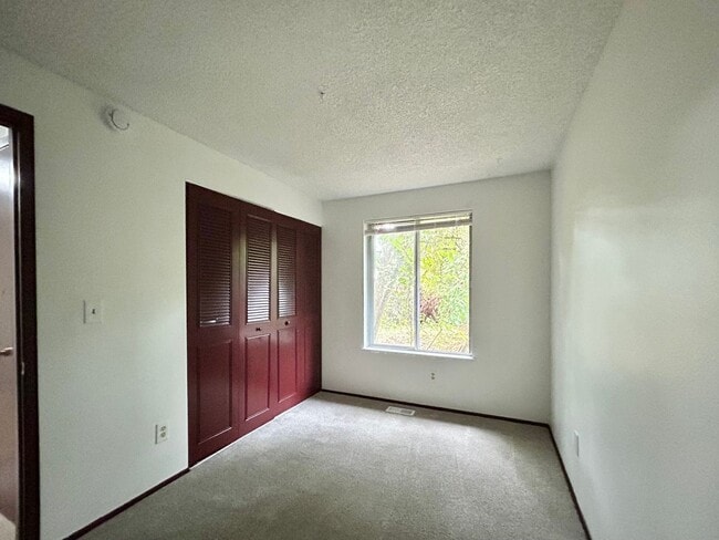 Building Photo - Bright and Open 3 Bed, 1 Bath House!