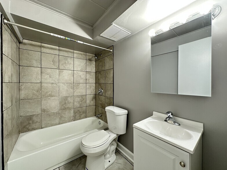 Building Photo - 9632 Ivanhoe Ave