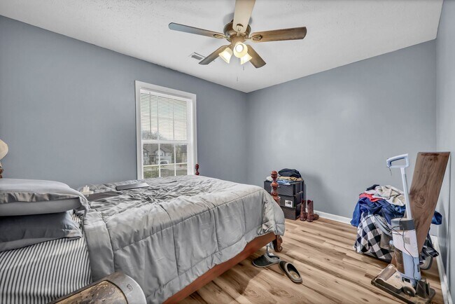 Building Photo - 4 Bedroom 2 Bath Pet Friendly Home For Rent!