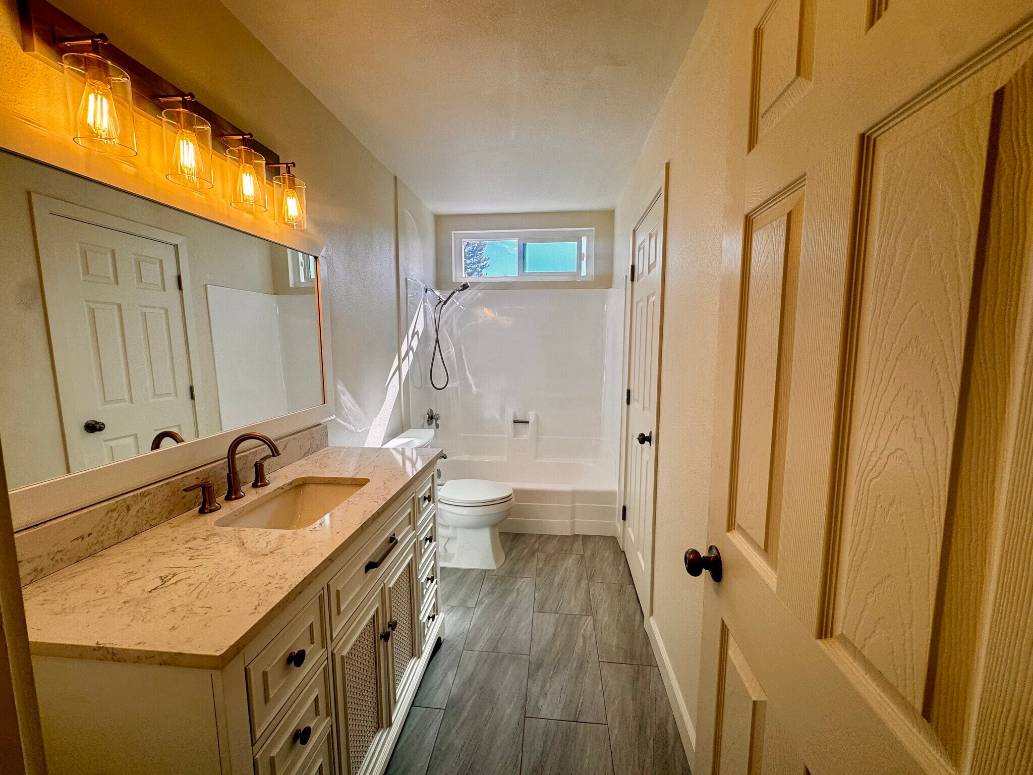 Building Photo - 1102 Cleghorn Dr