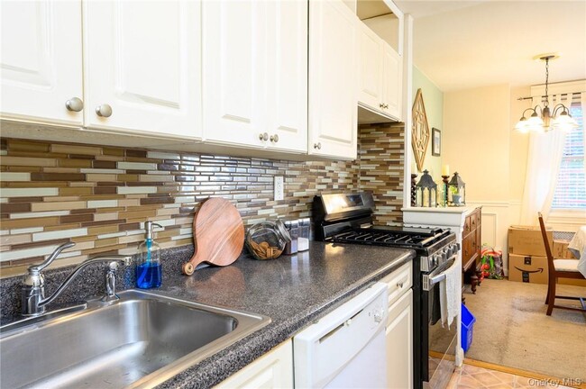 Building Photo - 4 Sadore Ln