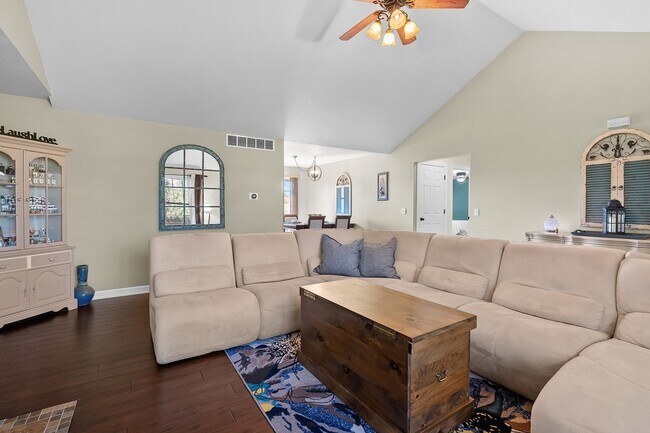 Building Photo - Four bedroom, 3 Bathroom with Bonus Room a...