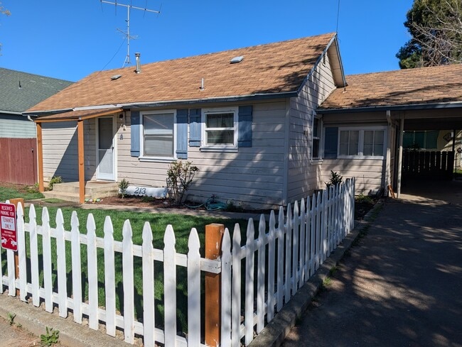 Building Photo - 213 Arbor St