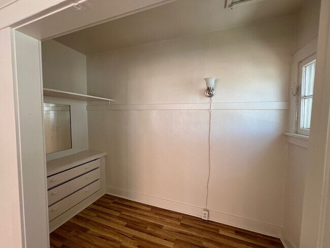 Building Photo - *Available Now! 1 Bedroom Apartment Walkin...