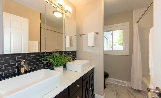 Building Photo - Big, Beautiful, Newly Renovated Home